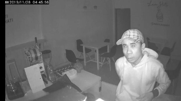 Aksinya Terekam CCTV Cafe di Jaktim, Pencuri Gasak HP-Mesin Kasir