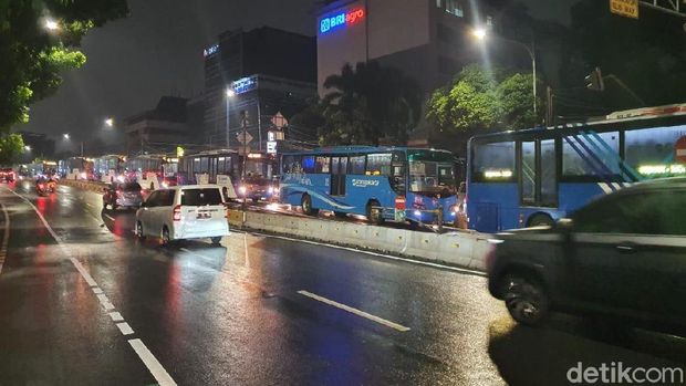 Insiden reklame roboh mengakibatkan antrean TransJakarta menuju Ragunan mengular.