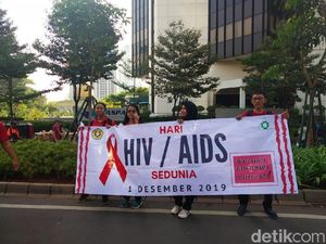 Mahasiswa Pawai di Bundaran HI Peringati Hari AIDS Sedunia