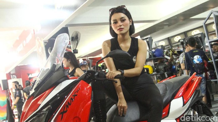 Para wanita cantik turut memeriahkan pameran IIMS Motobike Expo 2019. Mereka memperkenalkan motor-motor yang dipamerkan kepada pengunjung.
