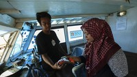 Nasabah melakukan transaksi perbankan dengan menggunakan tapcash di Agen 46 terapung KM Dolphin di Pulau Pramuka, Kepulauan Seribu, Minggu (1/12/2019). Foto: dok. BNI