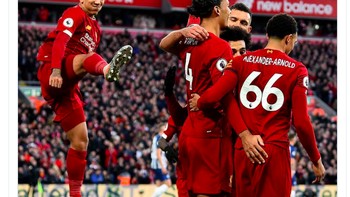 Roberto Firmino merayakan gol Virgil van Dijk dengan gaya menendang khasnya. Foto: istimewa