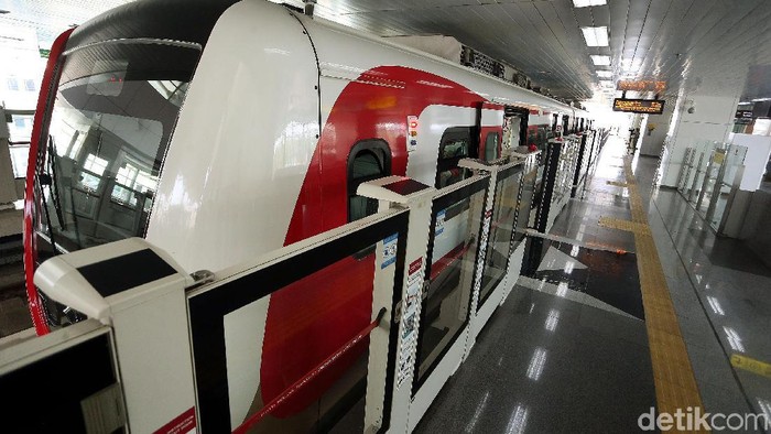 Setelah MRT Jakarta, kini giliran LRT Jakarta yang siap beroperasi di Jakarta. Mulai per 1 Desember 2019, tarif tiket moda transportasi ini dipatok bayar cuma seharga Rp 5 ribu.