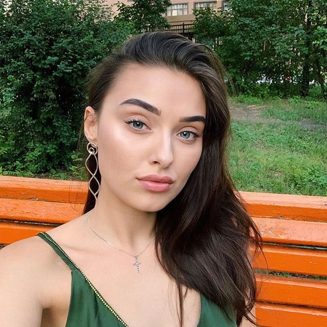 Veronika mengaku sudah tahu ada aturan tersebut sebelum daftar kontes Miss Ukraine tahun lalu. Namun dia mengklaim para bos dari kompetisi tersebut lah yang memintanya ikut kontes. Sementara itu pihak Miss World belum memberikan tanggapan. Foto: Instagram/@veronika_didusenko