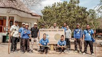 Wishnutama dan Angela Tanoe juga mengunjungi Pulau Komodo, mereka berpose dengan para ranger (dok Kementerian Pariwisata dan Ekonomi Kreatif)