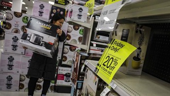 Merujuk soal pengistilahan, Black Friday bisa diterjemahkan sebagai Jumat Hitam. Menurut sejumlah sumber, hitam di sini mengacu pada warna tinta pada laporan keuangan. Pada konteks tersebut, hitam bermakna laba. Foto: AP