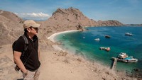 Lanjut ke Labuan Bajo, Wishnutama dan Angela Tanoe berkeliling sampai ke Taman Nasional Komodo. Wishnutama pun berpose di Pulau Padar (dok Kementerian Pariwisata dan Ekonomi Kreatif)