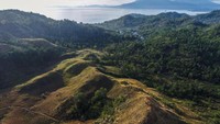 Di sekitar Pantai Pulisan, terdapat perbukitan hijau yang ciamik! (dok Kementerian Pariwisata dan Ekonomi Kreatif)