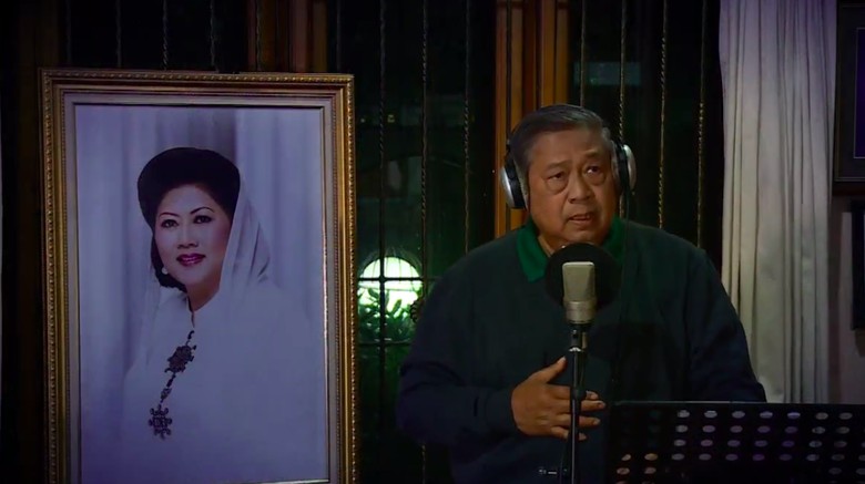 Kenang Bu Ani, SBY Nyanyikan Seruling di Lembah Sunyi Kenang Bu Ani, SBY Nyanyikan Seruling di Lembah Sunyi