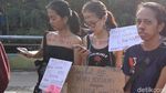 Para Perempuan Terlihat Lebam, Dirantai, tapi Melawan Kekerasan