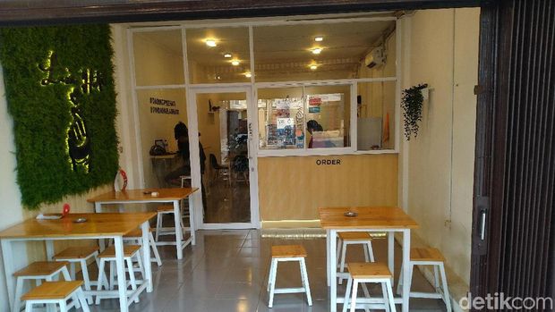 Aksinya Terekam CCTV Cafe di Jaktim, Pencuri Gasak HP-Mesin Kasir