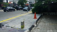 Trotoar juga tidak dibuat landai untuk memudahkan kendaraan masuk ke halaman gedung.