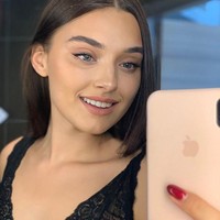 Selain modeling, Veronika juga seorang filantropis. Ia mendirikan proyek amal bernama Young Einsteins Ukraine, yang mencari anak-anak yatim piatu tapi berotak cerdas di bidang matematika dan ilmiah, dan menyiapkan mereka untuk bisa kuliah gratis. Foto: Instagram/@veronika_didusenko