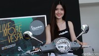 Senyum manis selalu mengembang dari bibir para wanita cantik tersebut.