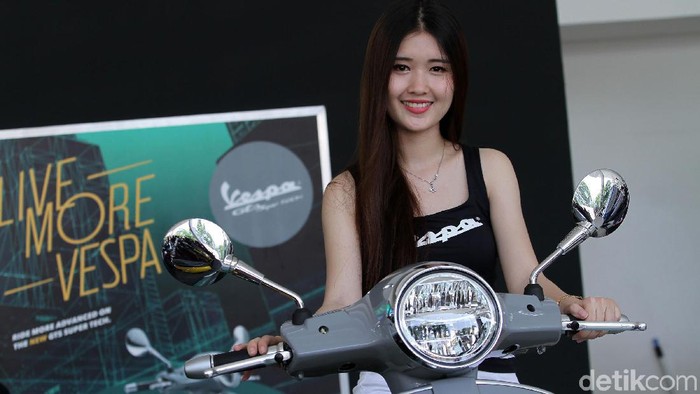 Para wanita cantik turut memeriahkan pameran IIMS Motobike Expo 2019. Mereka memperkenalkan motor-motor yang dipamerkan kepada pengunjung.