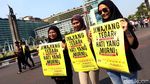 Aksi Bagi-bagi Bunga Peringati Hari AIDS Sedunia