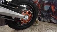 Motor tersebut biasa digunakan dalam kompetisi Motocross. 