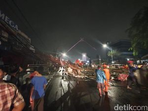 Papan Reklame di Warung Buncit Jaksel Roboh