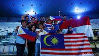 Para penonton yang hadir juga ikut bersorak saat kontingan memasuki arena. Seperti ini kebersamaan para penontonnya.