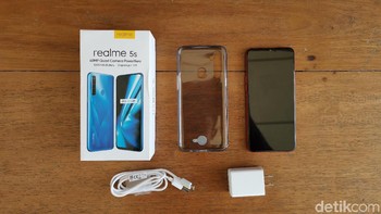 isi kotaknya terdiri dari unit ponsel, charger 5V/2A, kabel USB-A to MicroUSB, dan casing silikon. Foto: detikINET/Anggoro Suryo Jati