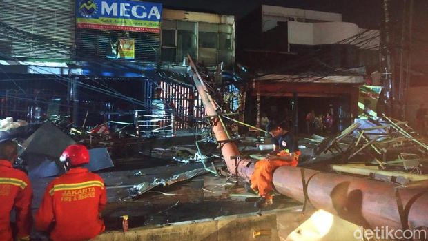 Reklame roboh juga terjadi di Warung Buncit Jakarta Selatan. Beruntung, pemotor yang nyaris tertimpa selamat.