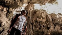 Gua Batu Cermin di Labuan Bajo yang indah, tampaknya Wishnutama terpesona dengannya (dok Kementerian Pariwisata dan Ekonomi Kreatif)