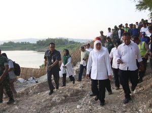 Tinjau Tanggul Bengawan Solo Ambrol, Khofifah Ingin Ada Langkah Antisipatif