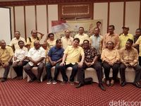 Airlangga di tengah pengurus DPD Golkar Papua Barat.