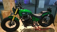 Kental dengan kelir warna hijau, dari desain, ternyata motor ini mengusung style bobber/chopper. Bobber bisa dicirikan dari bentuk ban yang gendut, dan identitas chopper terlihat dari posisi setang yang tinggi dan jok yang rendah. Foto: Ridwan Arifin