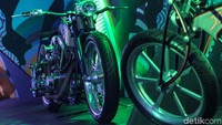 Beragam motor custom berjejer dengan background gambar dengan memiliki cerita yang berkaitan.