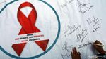 Aksi Bagi-bagi Bunga Peringati Hari AIDS Sedunia