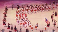 Selanjutnya juga tampak kemeriahan iring-iringan kontingen dari negara tetangga rumpun melayu, Malaysia.
