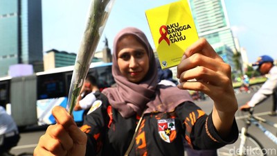 Aksi Bagi-bagi Bunga Peringati Hari AIDS Sedunia