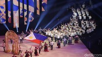 Para kontingen dari negara-negara Asean berjalan di atas panggung megah yang mereka sajikan. Mabuhay di Filipina!