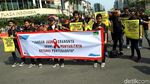 Aksi Bagi-bagi Bunga Peringati Hari AIDS Sedunia
