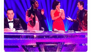 Fans City digambarkan termangu sementara fans Liverpool begitu gembira. Foto: istimewa