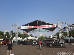 Jelang Reuni 212, Panggung dan Tenda Mulai Didirikan di Monas