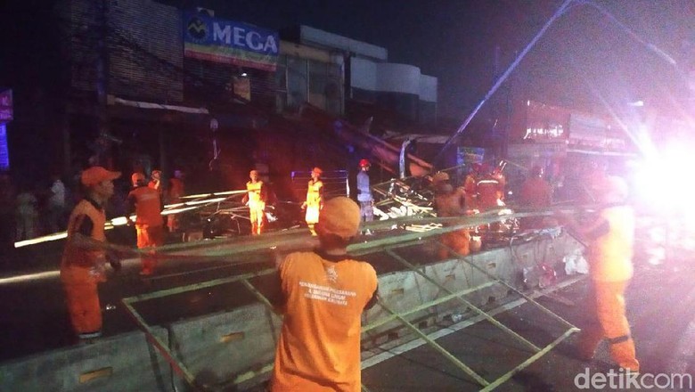 Jelang Musim Hujan, Golkar DKI Minta Pemprov Antisipasi Reklame Roboh Jelang Musim Hujan, Golkar DKI Minta Pemprov Antisipasi Reklame Roboh