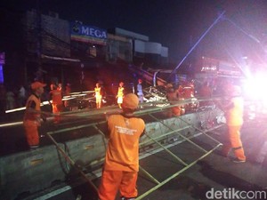 Jelang Musim Hujan, Golkar DKI Minta Pemprov Antisipasi Reklame Roboh