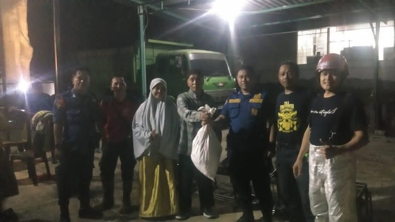 Petugas Damkar Makassar Evakuasi Sarang Tawon di 4 Lokasi Petugas Damkar Makassar Evakuasi Sarang Tawon di 4 Lokasi