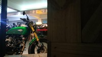 Selain emblem bertuliskan Jokowi ada juga plakat yang ditempel di bagian atas tangki bensin. Katros Garage Especially built for Your Excellency Mr.Jokowi The 7th President of Indonesia, Foto: Ridwan Arifin