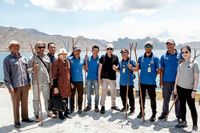 Wishnutama (tengah berbaju hitam) saat di Pulau Komodo