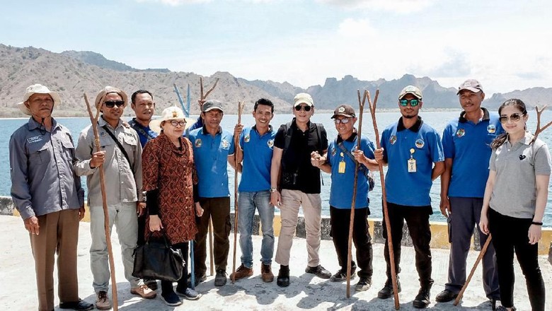 Wishnutama (tengah baju hitam) bersama naturalis guide di Pulau Komodo (dok Kementerian Pariwisata dan Ekonomi Kreatif) Wishnutama (tengah baju hitam) bersama naturalis guide di Pulau Komodo (dok Kementerian Pariwisata dan Ekonomi Kreatif)