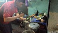 Semerbak Rempah Dalam Semangkuk Soto Sampah