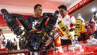 Tidak hanya motor, stand sokbreker juga menyita perhatian pengunjung.