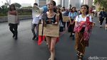 Para Perempuan Terlihat Lebam, Dirantai, tapi Melawan Kekerasan