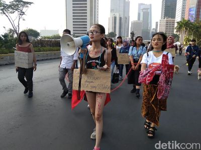 Para Perempuan Terlihat Lebam, Dirantai, tapi Melawan Kekerasan