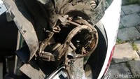 Motor Yamaha Vixion E-6267-QU yang dikendarai mahasiswa UIN Syarif Hidayatullah Jakarta bernama Nurul Faqih tampak rusak di bagian depannya. Istimewa.