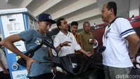Beberapa pengunjung melihat-lihat motor Gesits yang dipamerkan.