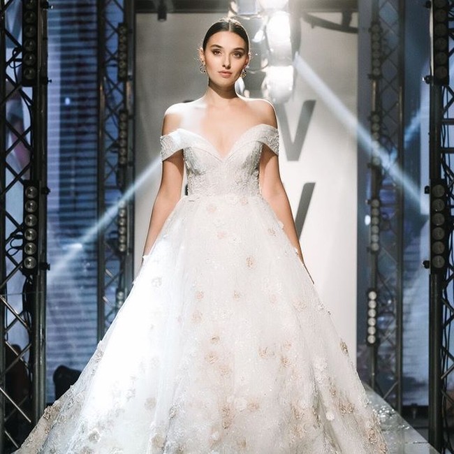 Wanita bermata biru ini pernah menjadi model untuk sejumlah brand fashion ternama seperti Maison Margiela dan Escada. Dia juga tampil beberapa kali di Paris Fashion Week. Foto: Instagram/@veronika_didusenko